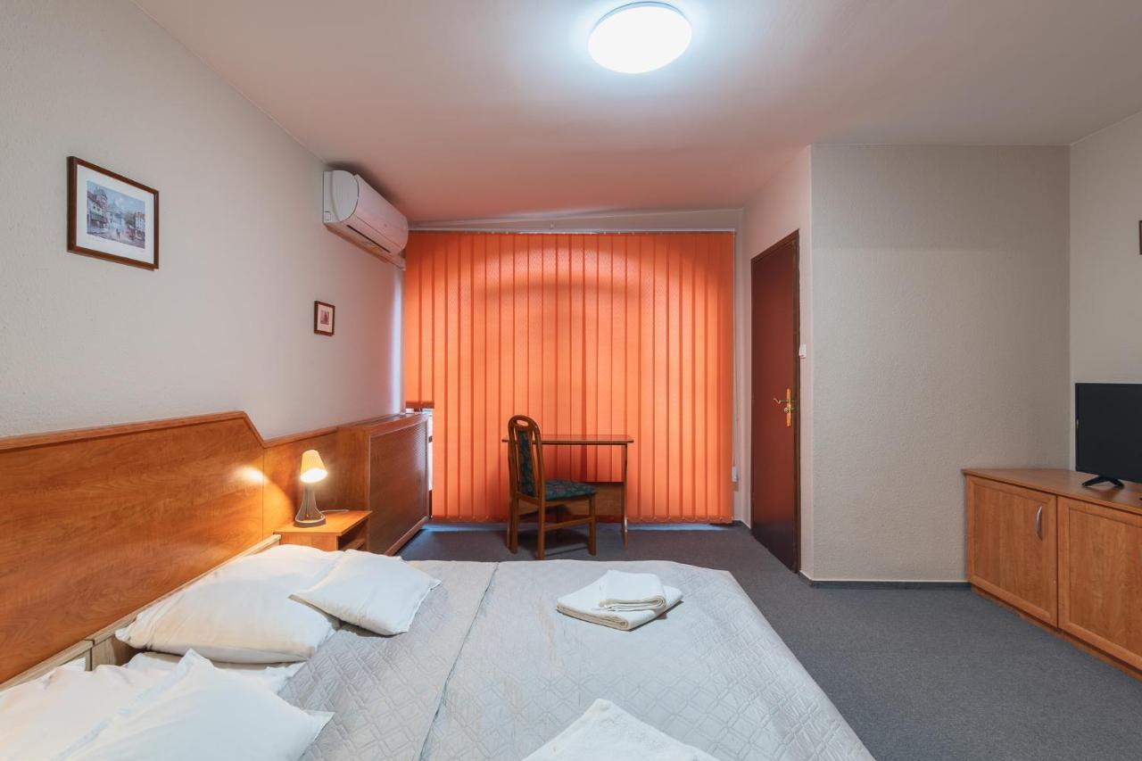 Delanta Panzio Pécs Exterior foto